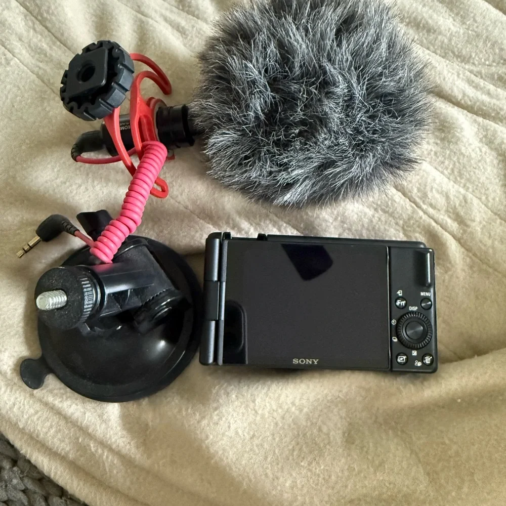 Sony ZV-1F Compact Vlogging Camera with Gray mic and Black Suction Mount